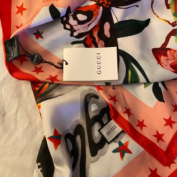 Gucci luxurious Silk scarf - Picture 4 of 11